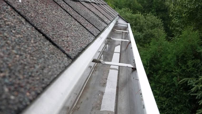 Gutter cleaning service benefits